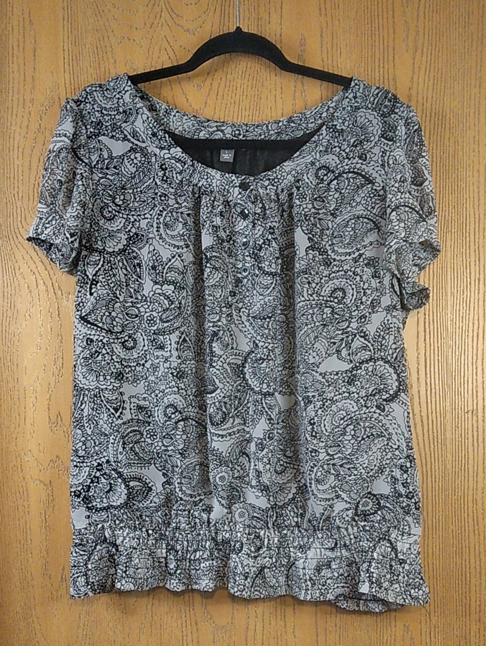 Apt. 9 Y2K Black & Gray Paisley Floral Short Sleeved Blouse